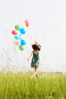 Frau mit Luftballons läuft weg - CUF00317