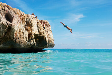 Mann springt von Felsen ins Meer - CUF00337