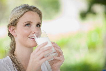 Frau trinkt ein Glas Milch - CUF00342