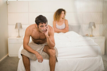 Couple arguing in bedroom - CUF00359