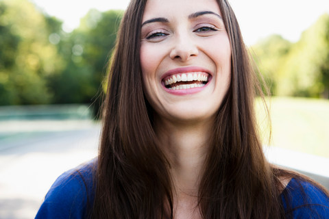 Nahaufnahme des lächelnden Gesichts einer Frau, lizenzfreies Stockfoto
