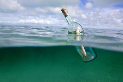 Flaschenpost im Meer schwimmend - CUF00496