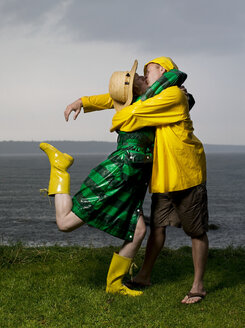 Küssendes und sich umarmendes Paar im Regen - CUF00687