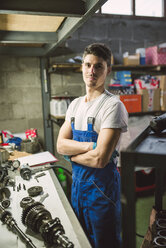 Porträt eines selbstbewussten Mechanikers in seiner Werkstatt - RAEF02018