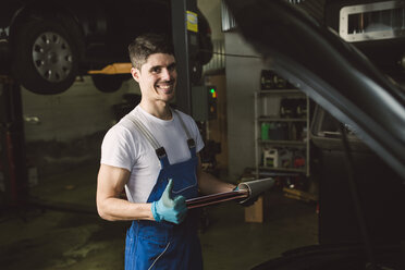 Portrait of smiling mechanic in his workshop - RAEF02020