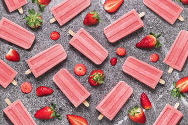 Homemade strawberry ice lollies and strawberries on marble - RTBF01249