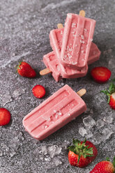 Homemade strawberry ice lollies, ice and strawberries on marble - RTBF01253