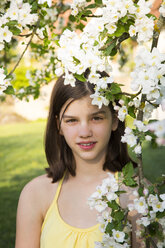 Porträt eines Mädchens mit einem Zweig eines blühenden Apfelbaums - LVF06925