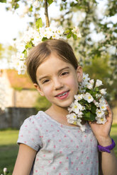 Porträt eines lächelnden kleinen Mädchens mit Apfelblüte - LVF06926