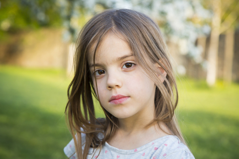 Porträt eines kleinen Mädchens im Garten, lizenzfreies Stockfoto