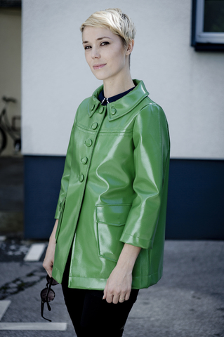 Porträt einer Frau mit grüner Vintage-Lederjacke, lizenzfreies Stockfoto