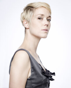 Porträt einer Frau mit blond gefärbtem Haar - FLLF00028