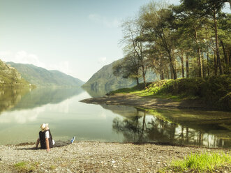 Italien, Lombardei, älterer Mann bei einer Pause am Idrosee - LAF02013