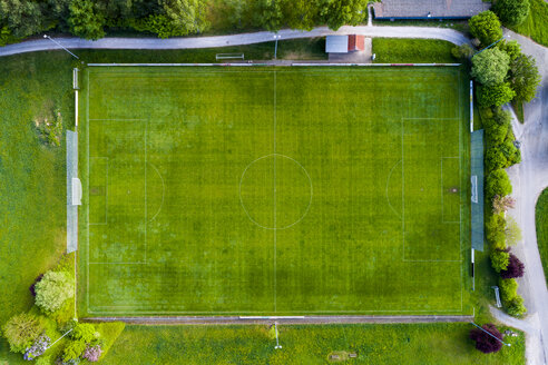 Deutschland, Baden-Württemberg, Rems-Murr-Kreis, Luftaufnahme des Fußballplatzes - STSF01521