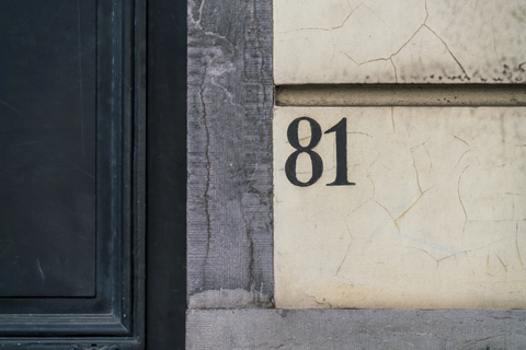 Hausnummer an der Fassade, lizenzfreies Stockfoto