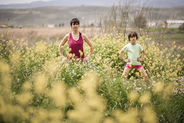 Mutter und Tochter beim Yoga in der Natur - JSMF00174