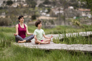 Mutter und Tochter beim Yoga an der Strandpromenade - JSMF00179