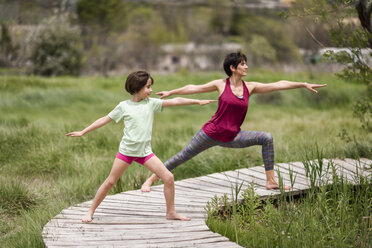 Mutter und Tochter beim Yoga an der Strandpromenade - JSMF00180