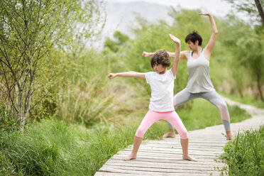 Mutter und Tochter beim Yoga an der Strandpromenade - JSMF00185