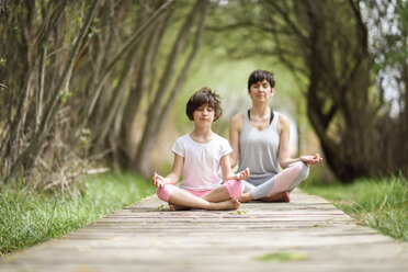 Mutter und Tochter beim Yoga an der Strandpromenade - JSMF00188