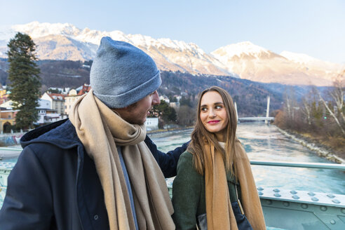 Österreich, Innsbruck, junges Paar beim Spaziergang im Winter - WPEF00224