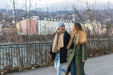 Österreich, Innsbruck, glückliches junges Paar bei einem gemeinsamen Winterspaziergang - WPEF00228