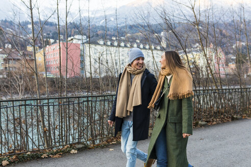 Österreich, Innsbruck, glückliches junges Paar bei einem gemeinsamen Winterspaziergang - WPEF00228