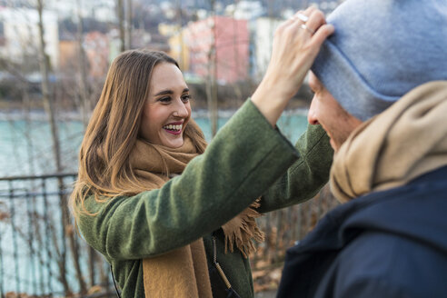 Porträt einer glücklichen jungen Frau, die sich im Winter mit ihrem Freund amüsiert - WPEF00229