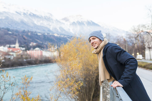 Österreich, Innsbruck, Porträt eines lächelnden jungen Mannes mit Blick in die Ferne - WPEF00235