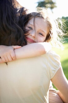 Mutter und Tochter umarmen sich - CUF00710