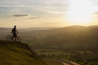 Mountainbiker mit Blick auf den Sonnenuntergang. - CUF00714