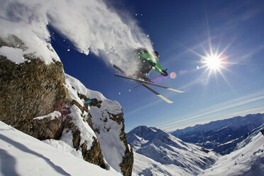 Skifahrer in der Luft auf verschneitem Berg - CUF00755