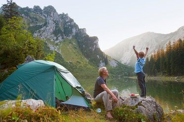 Vater und Sohn entspannen sich auf dem Campingplatz - CUF00756