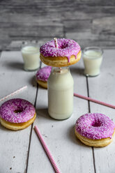 Rosa Krapfen und eine Flasche Milch - SARF03705