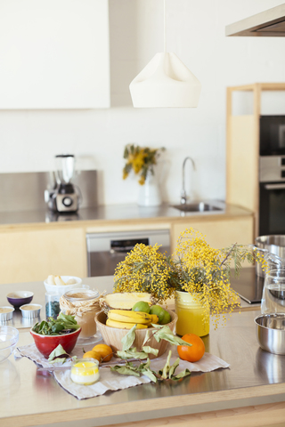 Leere Küche mit frischem Obst auf der Küchentheke, lizenzfreies Stockfoto