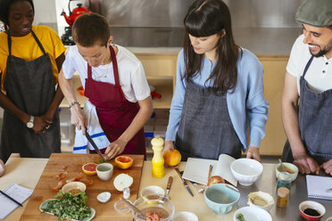 Freunde und Ausbilder in einem Kochworkshop bei der Zubereitung von Speisen - EBSF02447