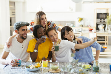 Freunde mit Getränken machen ein Selfie in der Küche - EBSF02476