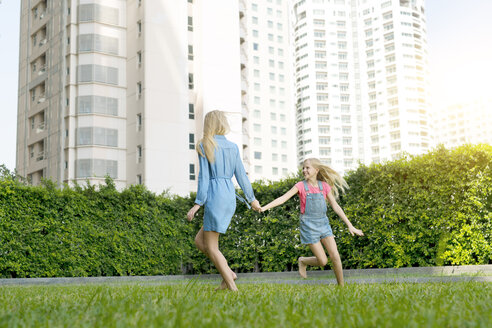 Glückliche Mutter und Tochter haben Spaß im städtischen Garten - SBOF01471