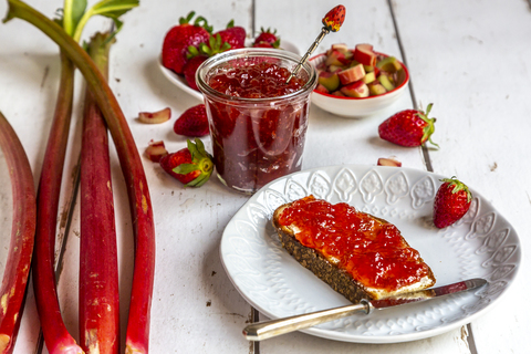 Frühstückstisch mit Erdbeer-Rhabarber-Marmelade, Erdbeeren und Rhabarber, lizenzfreies Stockfoto