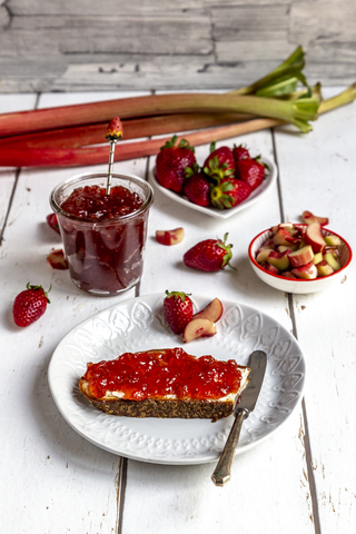 Frühstückstisch mit Erdbeer-Rhabarber-Marmelade, Erdbeeren und Rhabarber, lizenzfreies Stockfoto