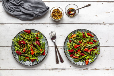 Salad of green asparagus, rocket, strawberries and pine nuts - SARF03712