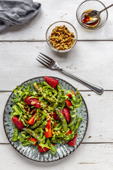 Salat von grünem Spargel, Rucola, Erdbeeren und Pinienkernen - SARF03713