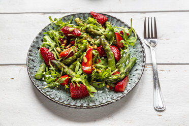 Salad of green asparagus, rocket, strawberries and pine nuts - SARF03714