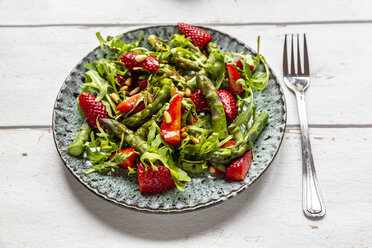 Salat von grünem Spargel, Rucola, Erdbeeren und Pinienkernen - SARF03714