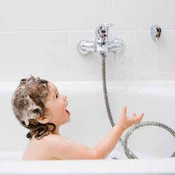 Kind in der Badewanne - CUF00789