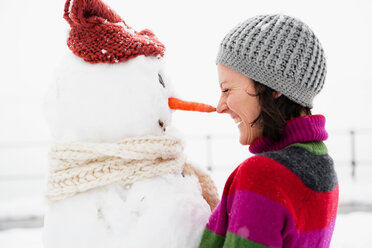 Frau Nase an Nase mit Schneemann - CUF00793