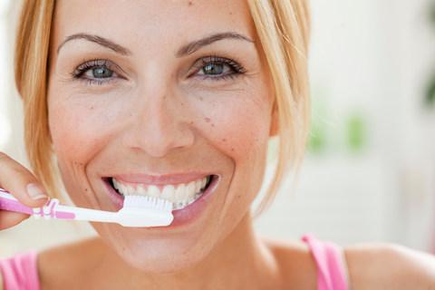 Junge Frau beim Zähneputzen, lizenzfreies Stockfoto