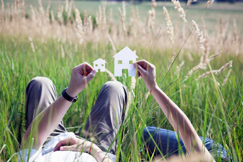 Couple holding cut-out paper houses - CUF00817