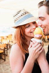 Young couple eating ice cream - CUF00838