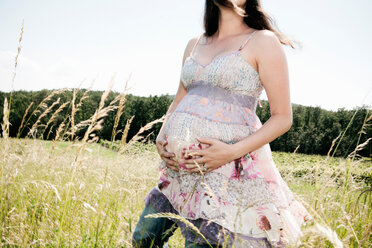 Schwangere Frau hält ihren Bauch - CUF00874